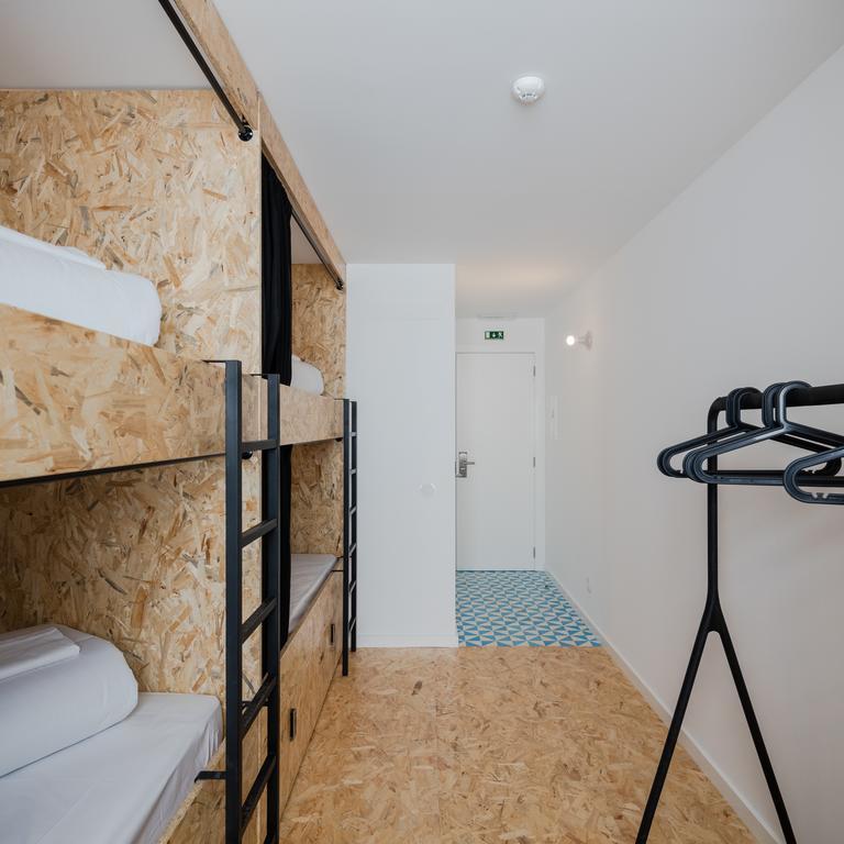 Einzelbett im gemischten Vier-Bett-Schlafsaal mit eigenem Bad